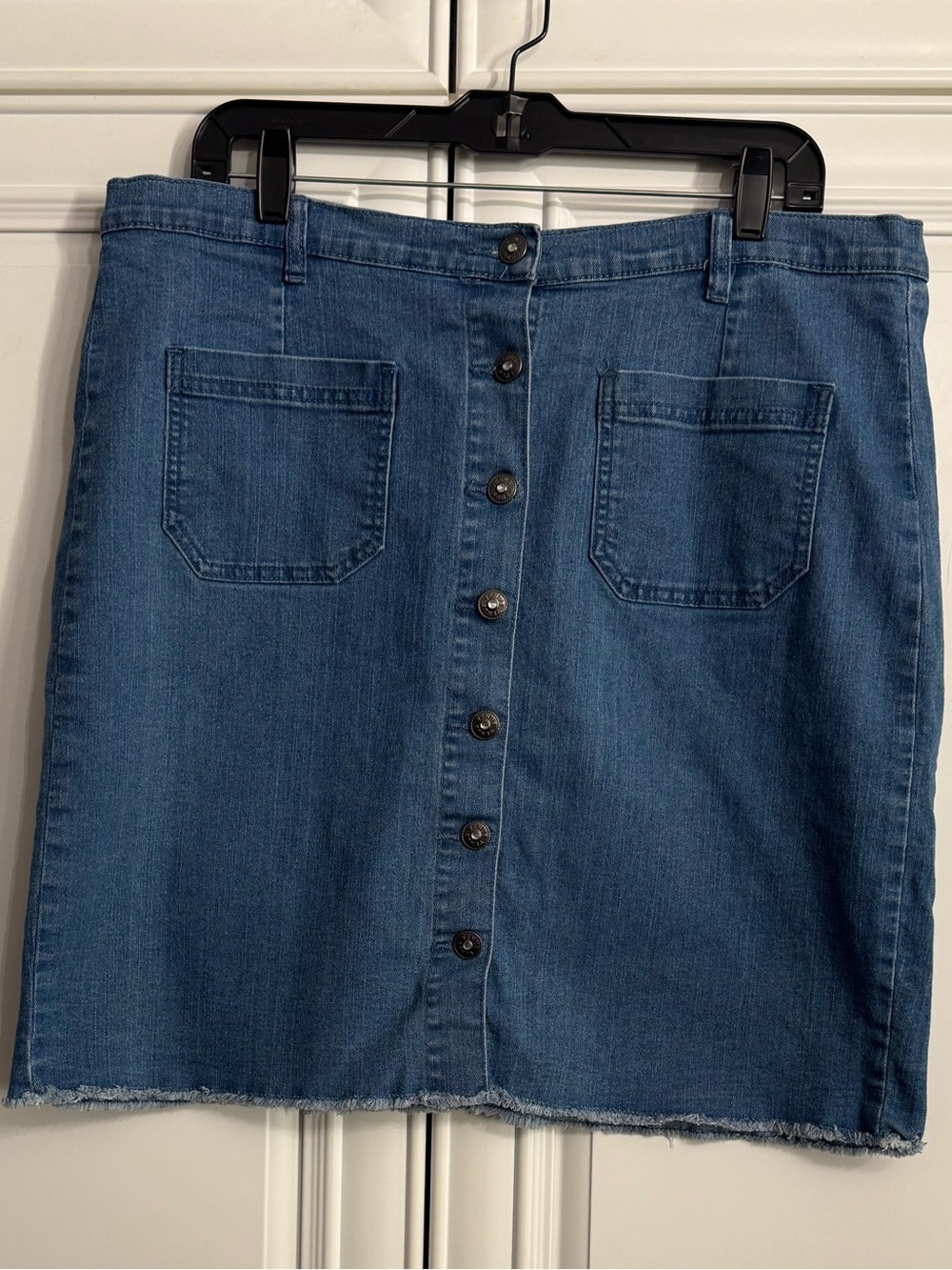 VENUS Button-Front Blue Denim Mini Skirt w/Patch Pockets Raw Hem Size 6 Like New